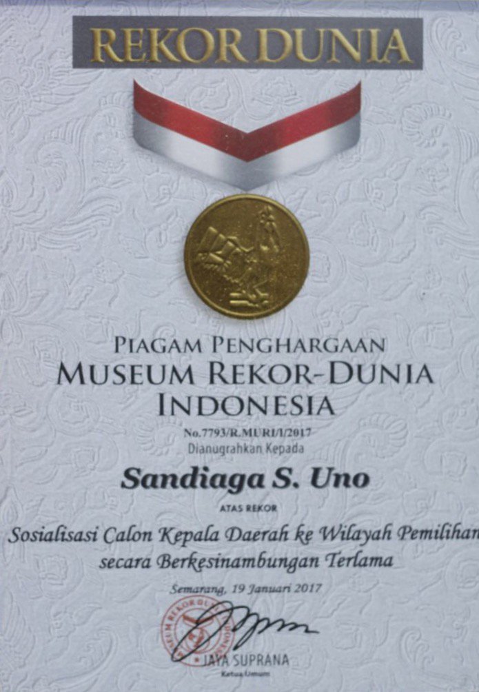 sandiuno's tweet photo. Masuk dalam rekor MURI sebagai calon kepala daerah dengan sosialisasi secara berkesinambungan terlama. #RekorSandi1000Titik #SalamBersama https://t.co/RCwymA9hls