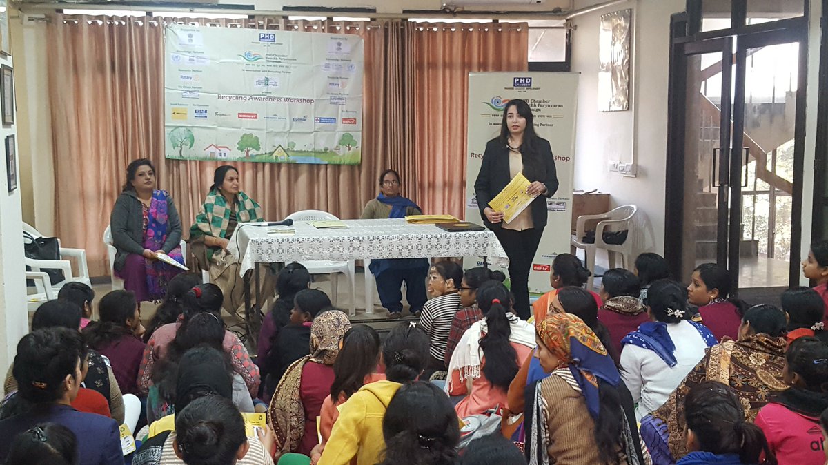 pompomrecycling's tweet photo. #PomPom led a #recyclingworkshop at #KiwaniCenter with #PHDChamberSwachhParyavaranCampaign. #SwachhBharat #PHDSwachhParyavaran #CleanIndia https://t.co/hvyqso6u5n