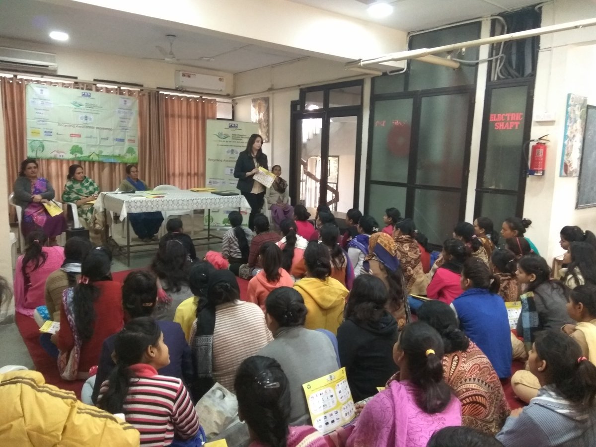 pompomrecycling's tweet photo. #PomPom led a #recyclingworkshop at #KiwaniCenter with #PHDChamberSwachhParyavaranCampaign. #SwachhBharat #PHDSwachhParyavaran #CleanIndia https://t.co/hvyqso6u5n