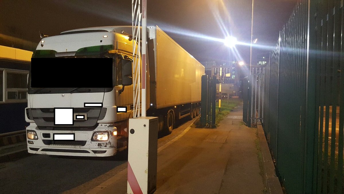 Commercial Vehicle Unit stop truck in Dublin Port. No valid EU licence.Truck detained.Tachograph not download since October 16.