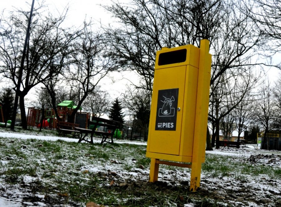 swidnikpl's tweet photo. Chociaż firma sprzątająca na bieżąco opróżnia kosze, może się zdarzyć, że będzie przepełniony. Co wtedy? https://t.co/JSNe2Eg0hN https://t.co/7hqzqg7QyI