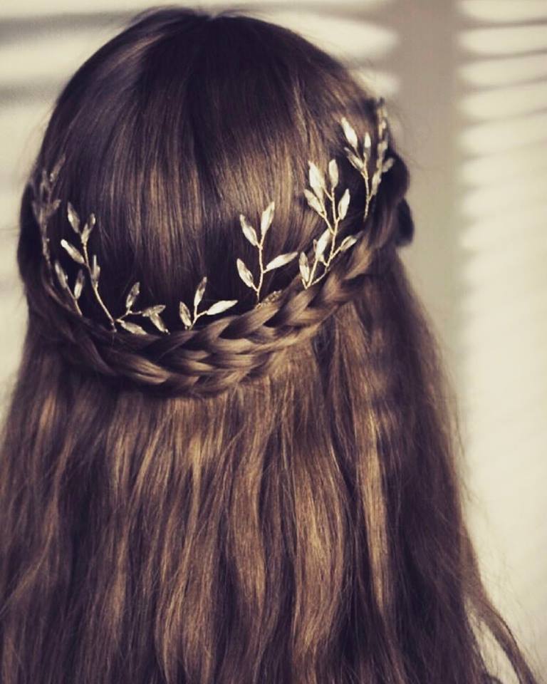 Pair your #beautiful #hairbraid with a #nostalgic #accessory...😇/ Güzel saç örgünü #nostaljik aksesuarlarla birleştir.💫
#rapunzel #hair #tbt