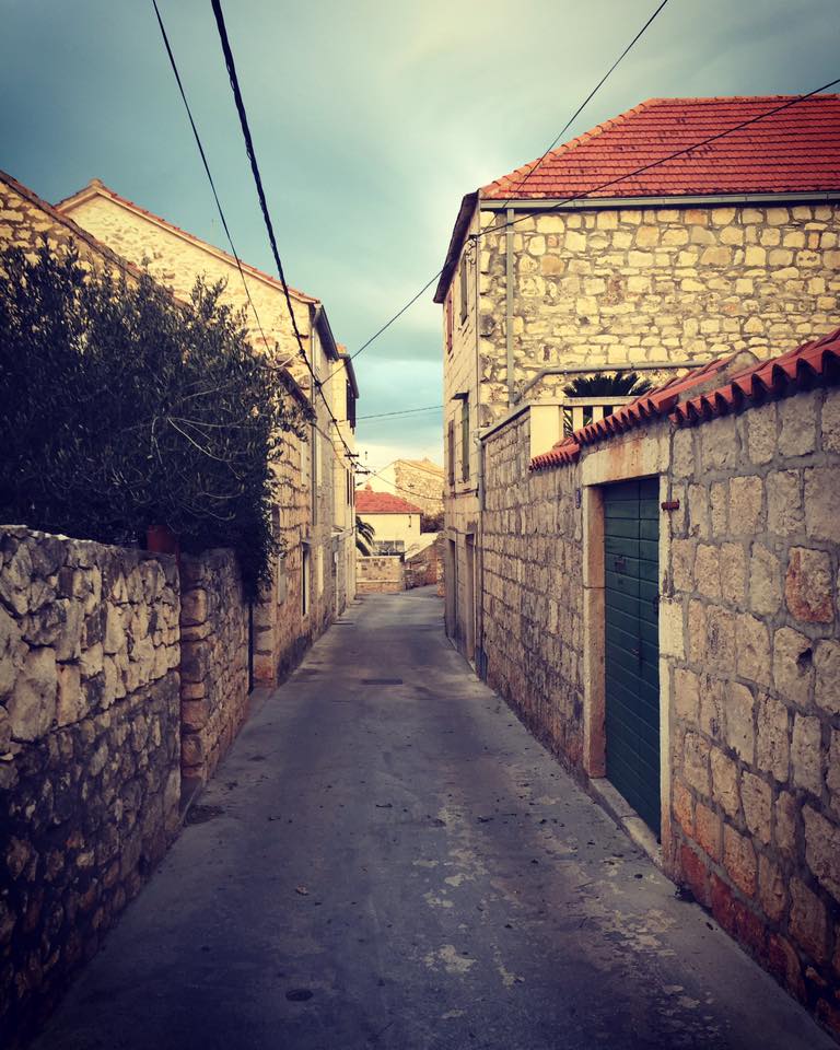"Getting lost is just another way of saying 'going exploring'." Justina Chen 😍
#sutivan #visitsutivan #croatia #centraldalmatia #island