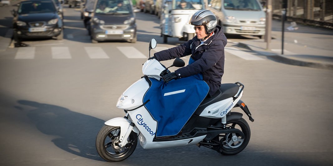 Après les vélos et les voitures, les scooters en libre-service bit.ly/2jBPGzK