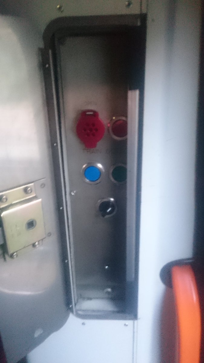 trobotruns's tweet photo. @SW_Trains should this be open? Resisting the temptation to open all the doors >:) https://t.co/BDnKHPn1PY