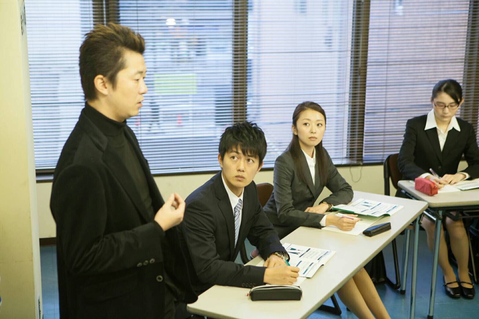 公式 就活家族 きっと うまくいく 就活家族 は 家族全員が就活する事になってしまうホームドラマ 工藤阿須加 さん演じる光は 新井浩文 さん演じる就活塾の塾長の元に通い始めますが 今夜1 19 木 夜9時 ぜひご覧下さい 中川知香 テレビ