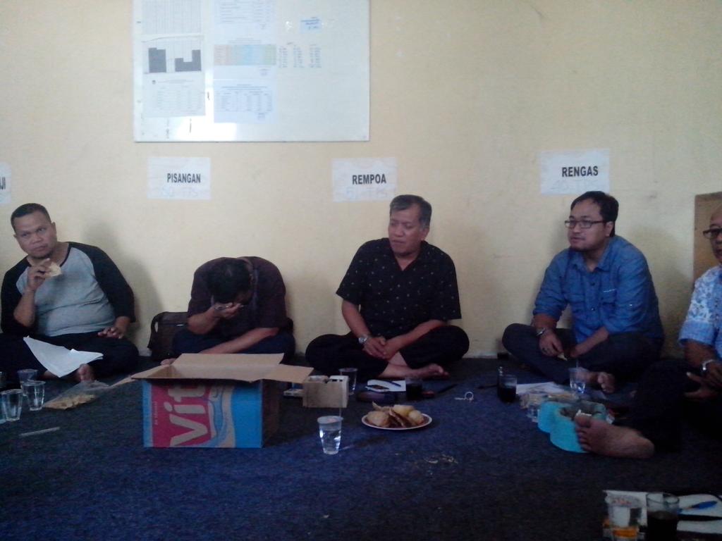Sumarrdi's tweet photo. Rapat kordinasi persiapan pelantikan KPPS #PilgubBanten2017 @ppkciptim #ciptim  #ppsrengas https://t.co/XKtGzvhHot