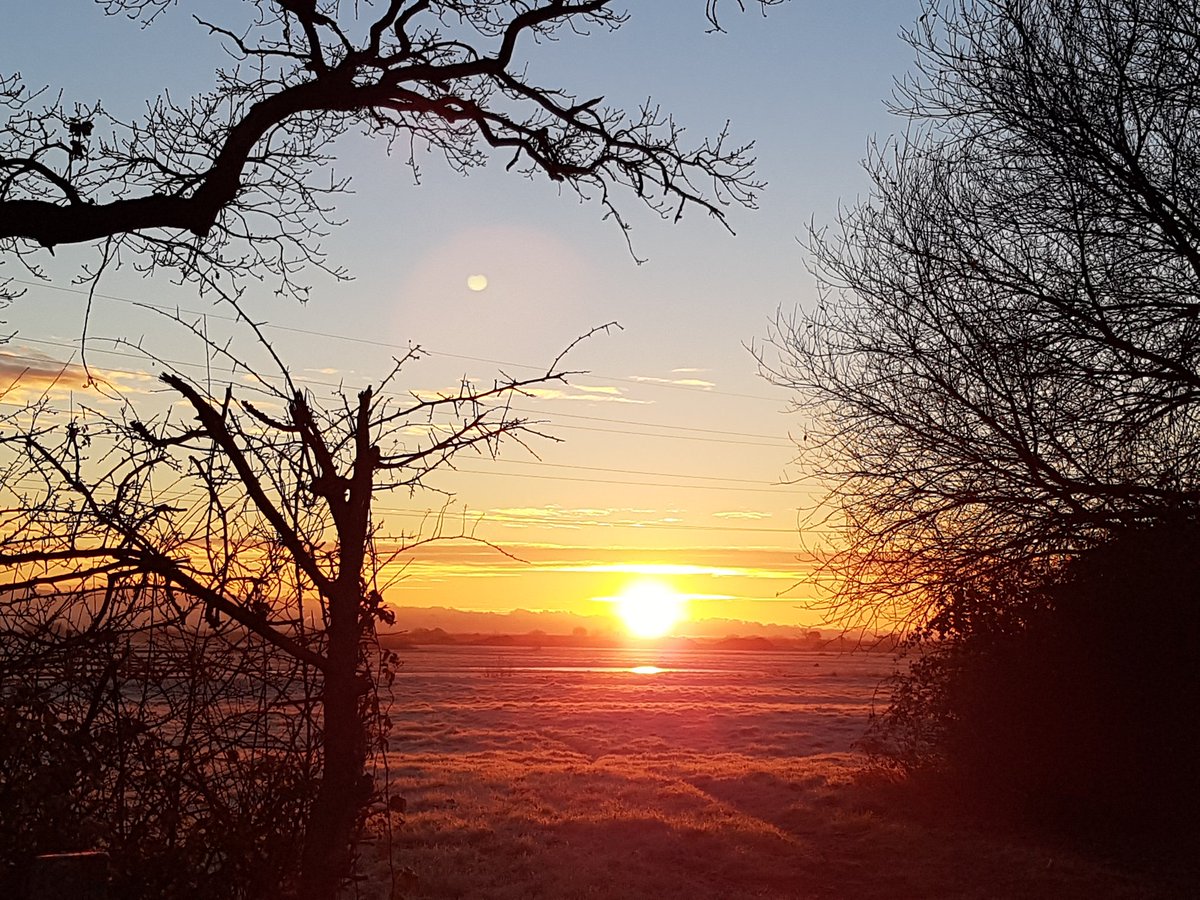 devoncaroline's tweet photo. OK if I didn't get up &amp; out to see @ShaneKingsland I wouldn't have been out to see this @RSPBExeEstuary #Exminster marshes @Exeestuary ❄❄ https://t.co/jLQ6wEz6fT