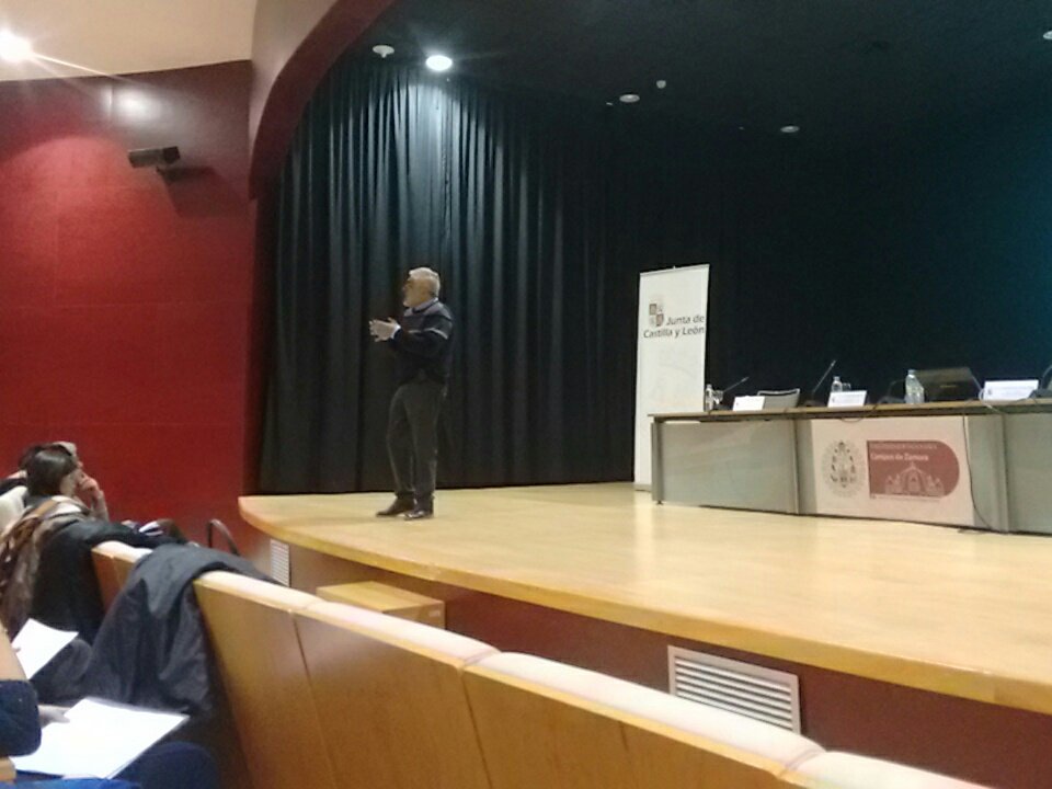 Jornada de prevención del acoso escolar en primaria, presentación de la mesa y comienza José María Avilés