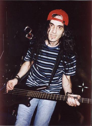 Juantxu Olano (Platero y Tú), bajista de la formación bilbaína, cumple 54 años: mariskalrock.com/index.php/2017…