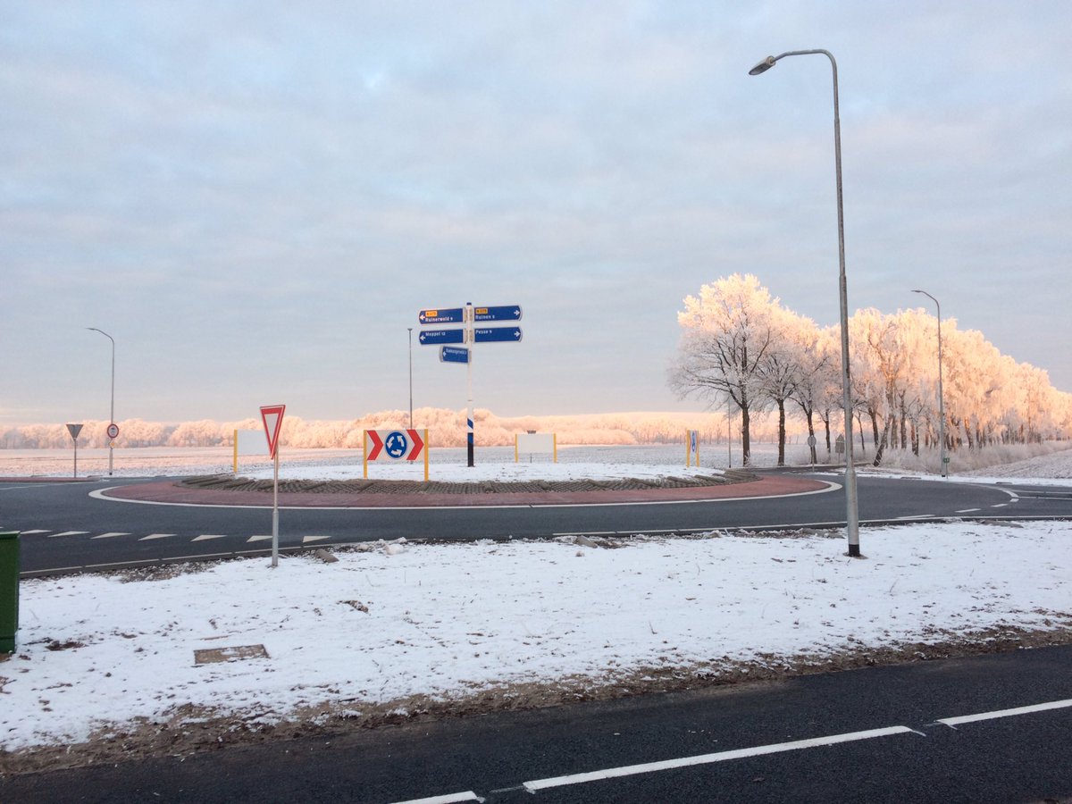 Arnoldmesken's tweet photo. Afronding rotonde/landbouwsluizen #n375 Koekangerveld met bewoners en @HenkBrinkDr @janvantzand @ProvDrenthe @GemDeWolden https://t.co/hA5ZWl1wHg