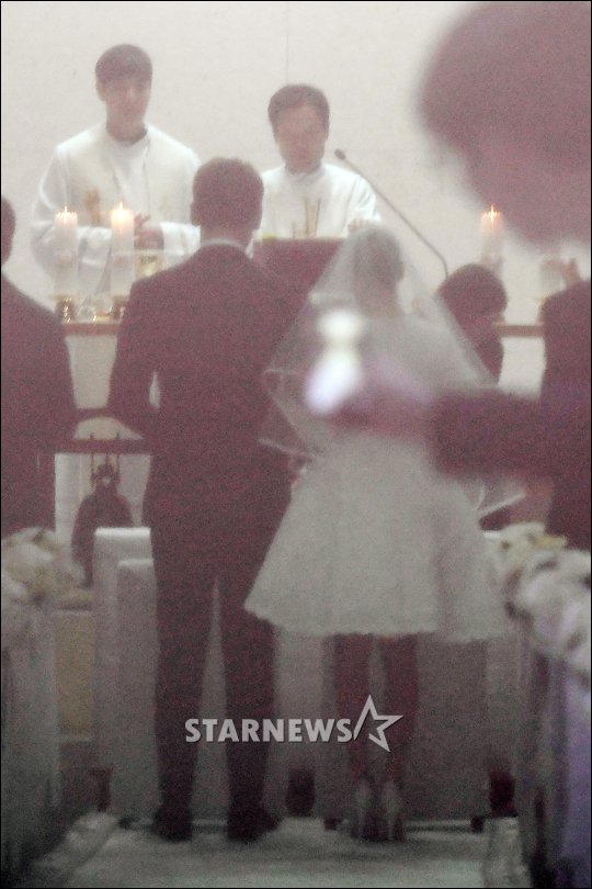 TheDramaKorea's tweet photo. Pernikahan Rain &amp; Kim Tae Hee hari ini ❤ https://t.co/DSPC6edqek