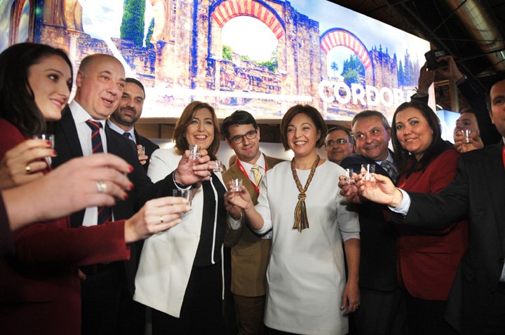 AndresOrgaz's tweet photo. Qué vieneee @susanadiaz ¡todos firmes!...sonrisita -jijaje-, copa en mano y ¡chin, chin!...¿por el #turismo de #CordobaEsp? 🤔
 
#Fitur2017 https://t.co/WQm9VwH5sZ