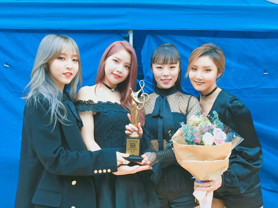 RBW_MAMAMOO's tweet photo. #마마무_본상축하해 👏👏

항상 #마마무 를 사랑해주고 응원해주는 우리 #무무 들! 정말 고마워요!❤️

#서울가요대상 #MAMAMOO https://t.co/o0Zduljodh