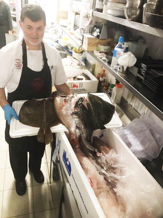 RVGarciaNavarra's tweet photo. Los amantes del #pescado 🐟 estáis de suerte; 3 #rodaballos de más de 3 kg, un #Rape de 6 kg y un #Besugo de 3,8 kg os esperan hoy! 🍽️🥂😋 https://t.co/Q4dpilwLOe