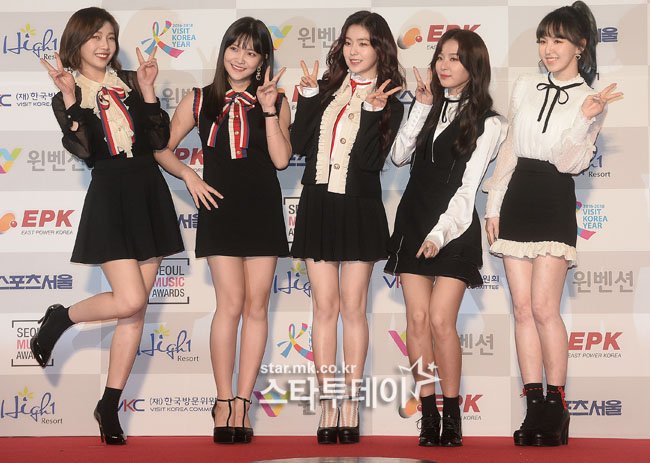 Red Velvet At Sma 2017 Red Carpet Celebrity Photos Videos Onehallyu