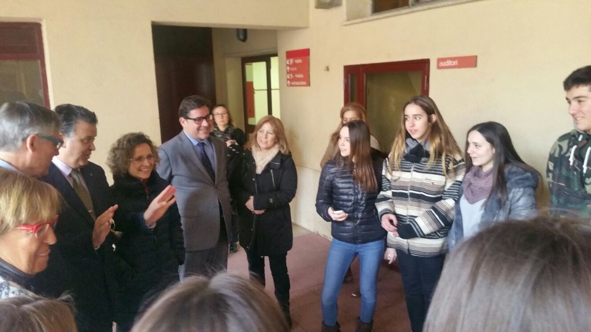 educaciocat's tweet photo. La #consellera @RuizIsern i el delegat Miquel Àngel Escobar @delgovbarcelona, han visitat el Col·legi Pare Manyanet Les Corts @manyanetcorts https://t.co/ZSvHGTX7xi