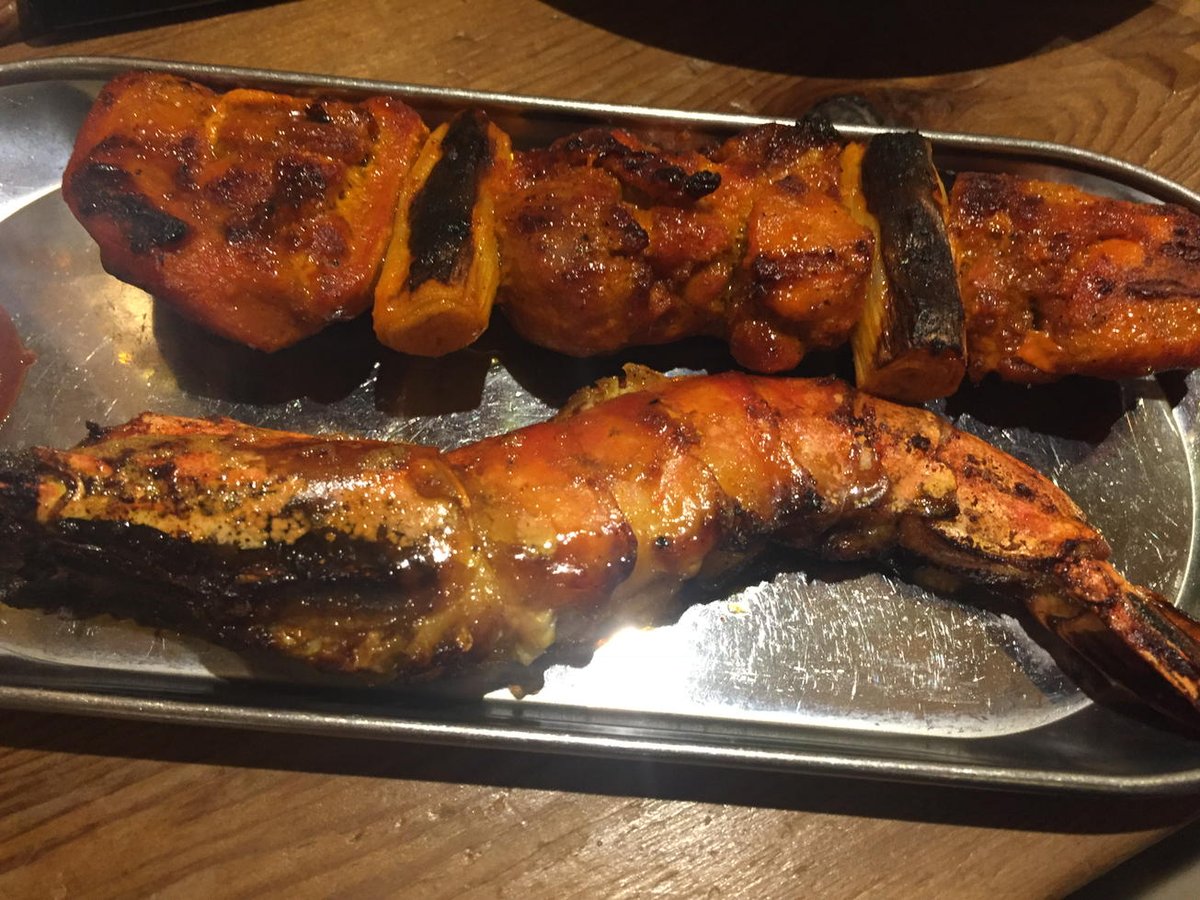 a_i_jp's tweet photo. スパイス居酒屋やるきなう！ タンドリーチキン焼き鳥&amp;エビのタンドリー焼き(^O^) https://t.co/iZEmBnAS9o