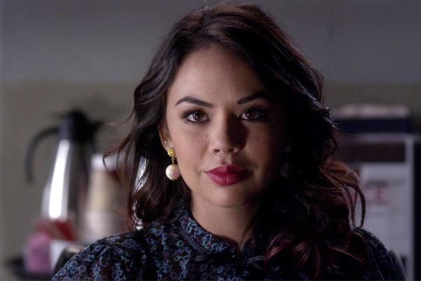 prettyliarsclue's tweet image. #PLLFunTheory The Trial of of the Century AD message black glove masks 🎭 oh my @imarleneking @thatmarciaclark @JanelParrish @chloebridges