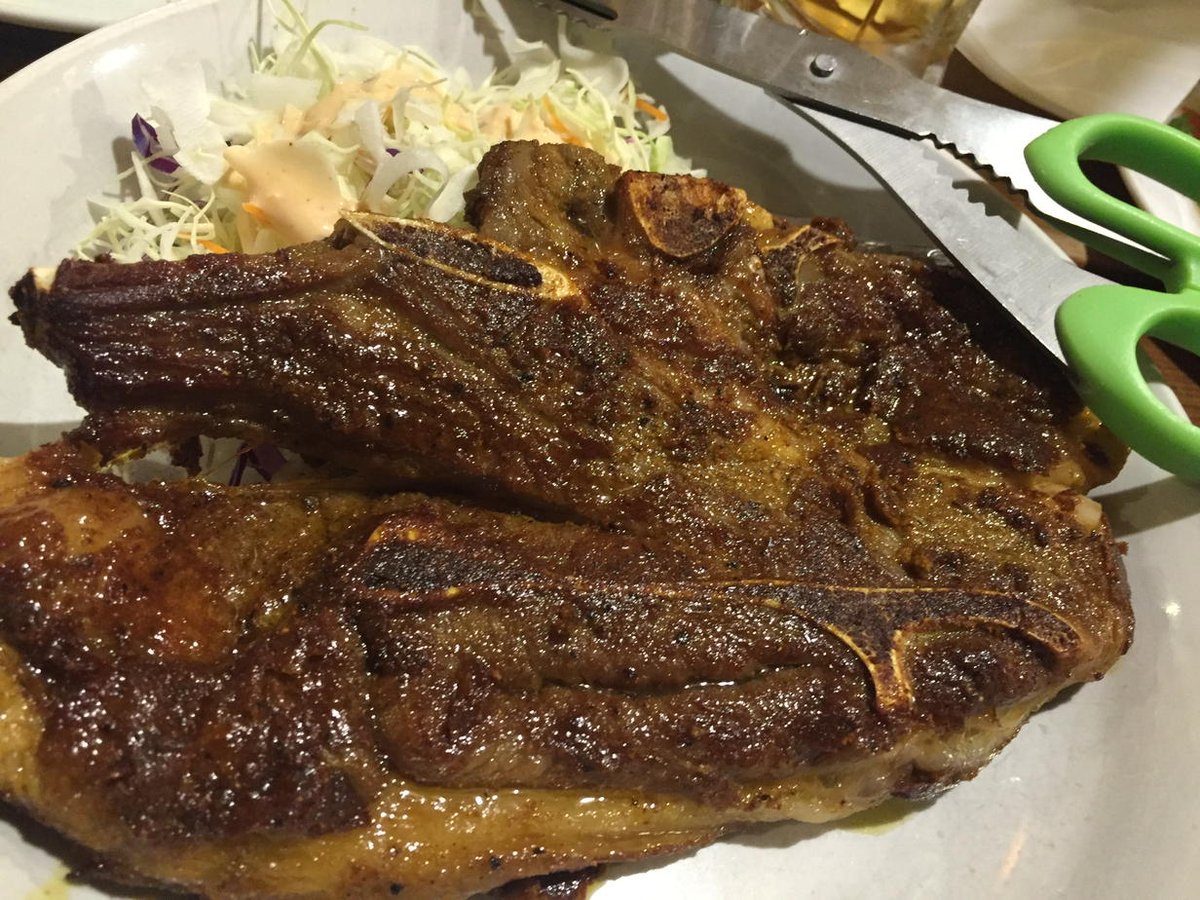 a_i_jp's tweet photo. スパイス居酒屋やるきのマトンカルビステーキ！ ど迫力、ハサミで切ってがっつきます（≧∇≦） https://t.co/V1zum5cnN5