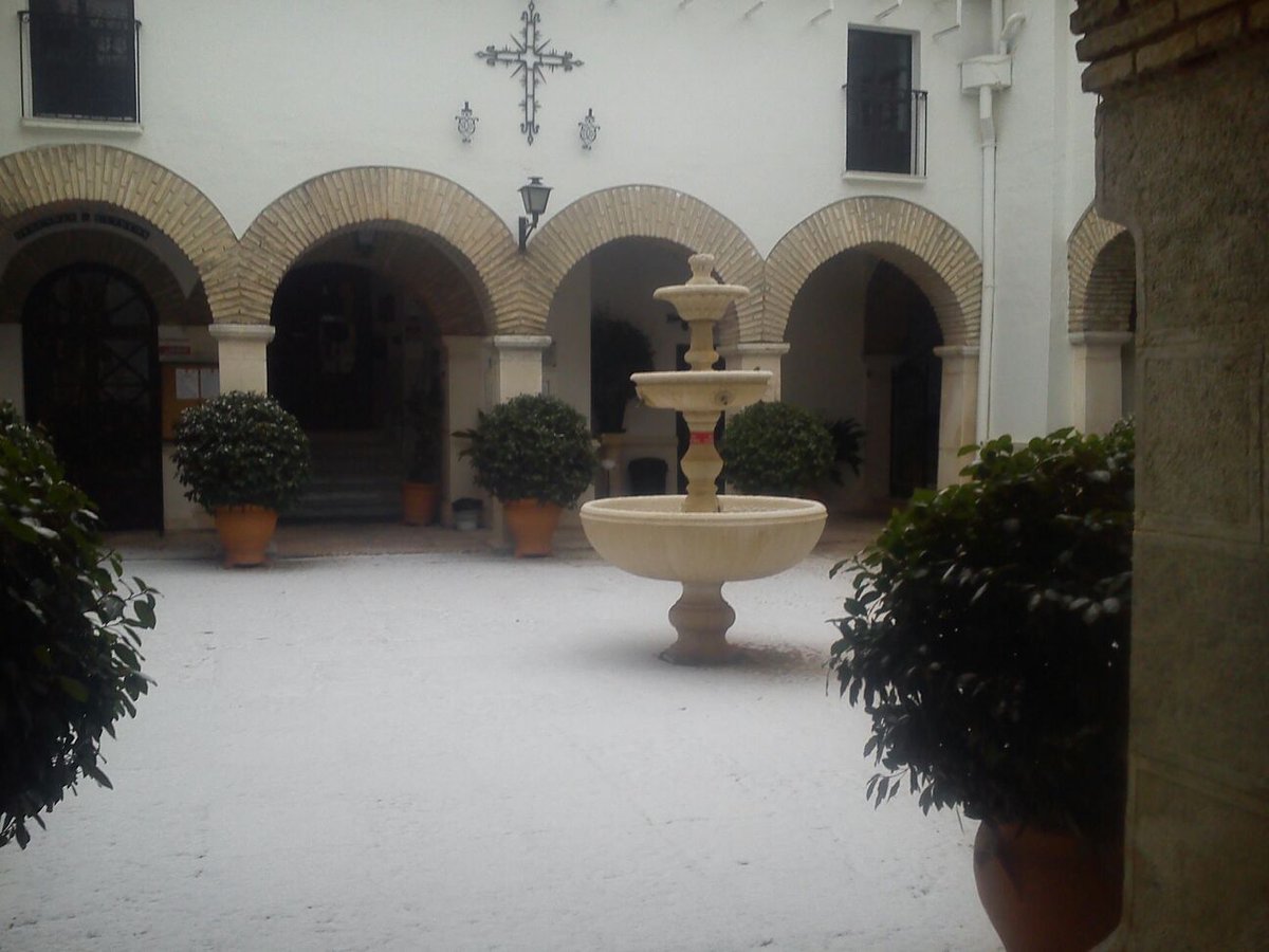 adirecto's tweet photo. Santuario de Cabra y los olivos de Zuheros, la nieve ha venido a felicitarnos tímidamente esta madrugada #El19Cumplimos19 #19AD https://t.co/J5hG8BtgIL