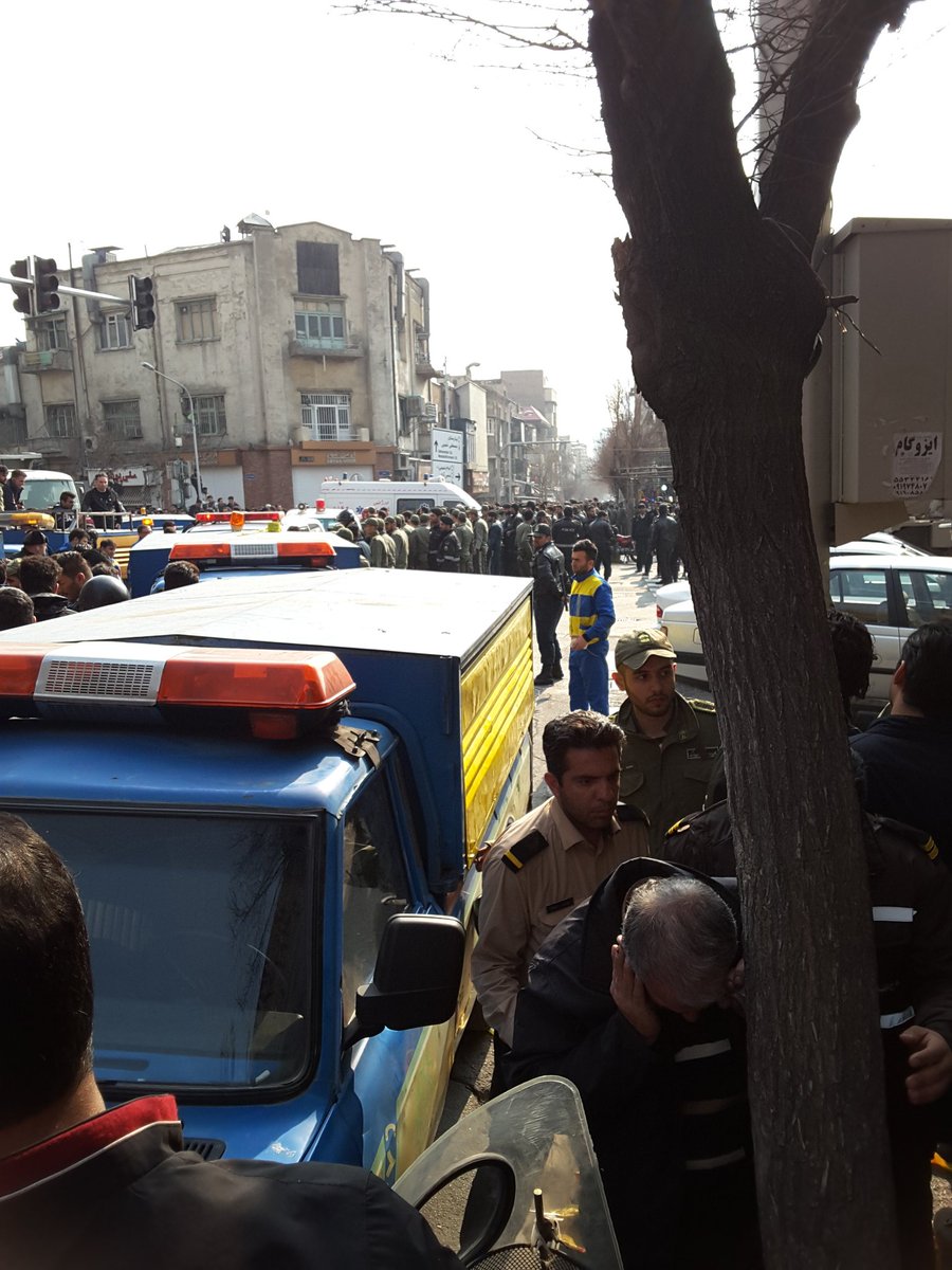 SadraMohaqeq's tweet photo. درجه‌داری که با لحن عصبانی ولی خواهشی می‌خواست خیابان خلوت بشه گفت اگر شدید برخورد کنیم که میگین پلیس مردم رو کتک زد با خواهش هم که نمی‌رین. https://t.co/VbJSqmGdIR