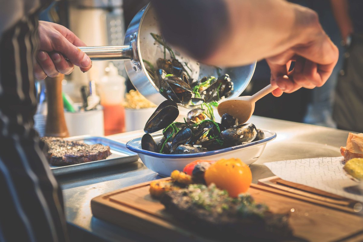 With its stunning waterside location &amp; varied menu, #werecommend a visit to <a href="/Haveners_Fowey/">Havener's Fowey</a> bit.ly/2iVhHS6