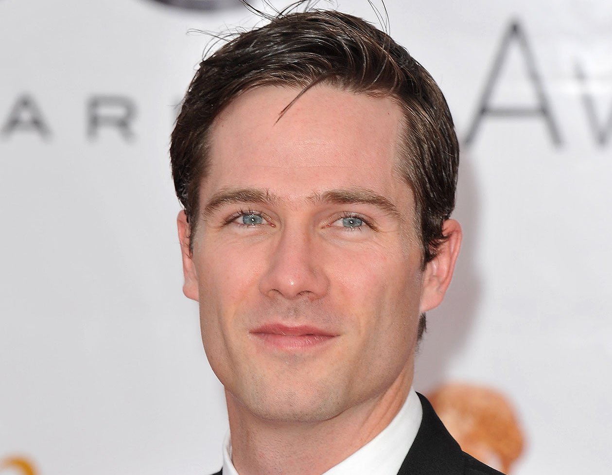 Wishing a Happy 37th Birthday to Luke Macfarlane! 