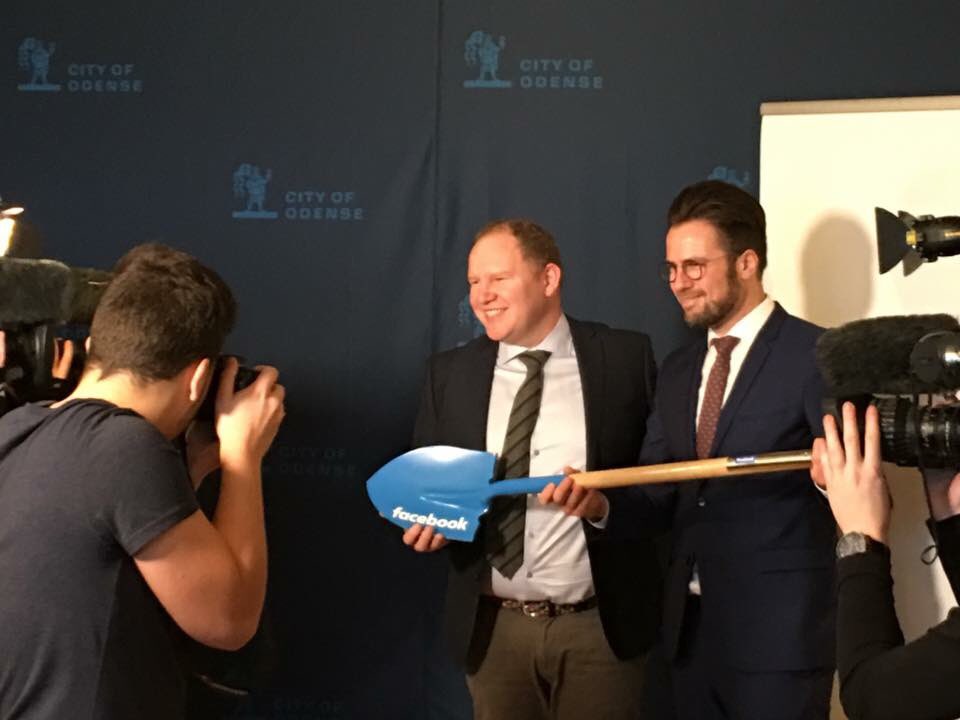 Tokeroed's tweet photo. It's official. Facebook in Odense 👍🏼
Borgmester @Rahbaek har fået sin egen Facebook spade.
#FacebookiOdense #NyOdense #Odense #StartupOdense https://t.co/wdp3afXnRZ