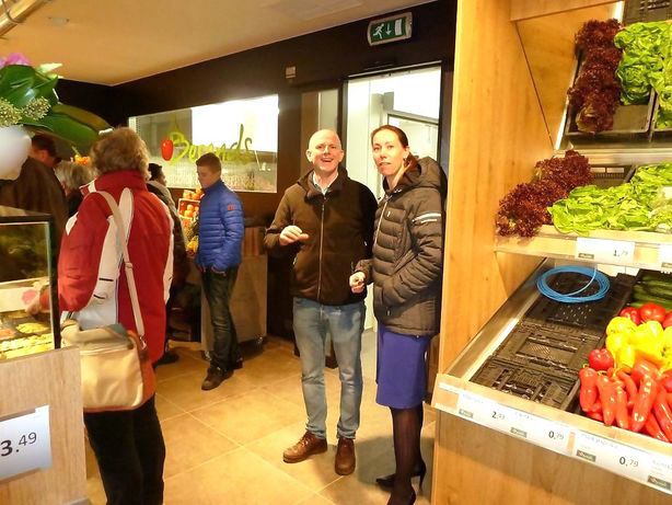 woonborg's tweet image. Gezellig druk in Oosterhaar Haren. De eerste winkels zijn open en de huurders van de appartementen krijgen de sleutel van hun nieuwe huis.