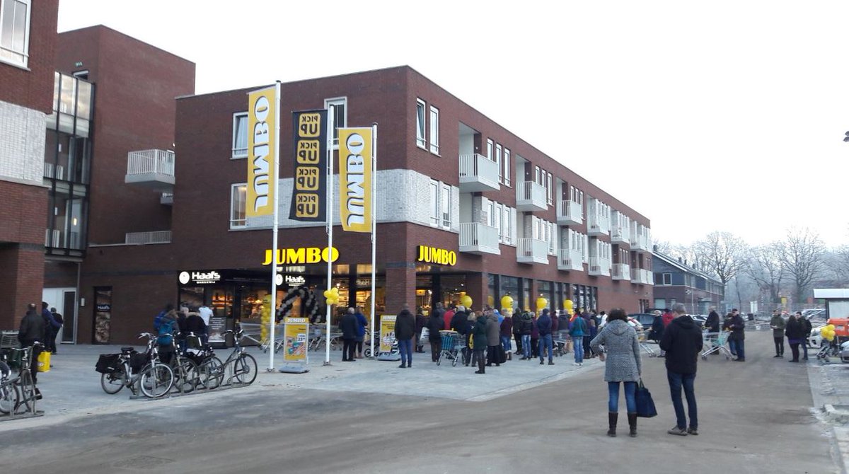 woonborg's tweet image. Gezellig druk in Oosterhaar Haren. De eerste winkels zijn open en de huurders van de appartementen krijgen de sleutel van hun nieuwe huis.