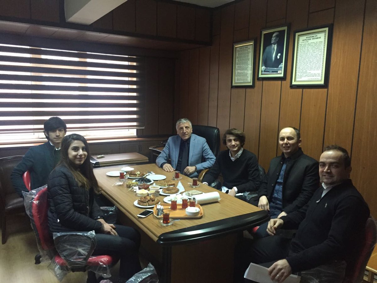 samsunmem's tweet photo. İl Öğrenci Meclis Yönetimi  15 Temmuz Şehitler İmam Hatip Ortaokulunu ziyaret etti .Öğrencilerimizin isteklerini aldı. https://t.co/UBwi7iXcm0