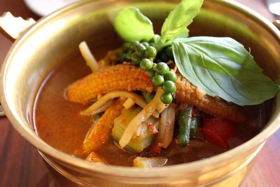 Simplythai_Thai's tweet photo. Let's spice up your life with our Jungle Curry with chicken, fresh chillies 🌶 Thai herbs and vegetables. #spicy and #healthy #thaifood https://t.co/ty73omlfew