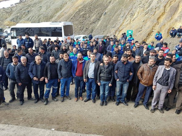 #Siirt'in #Şirvan ilçesinde Ciner Grubu'na ait bakır madeninde çalışan madenciler süresiz oturma eylemi başlattı

etha.com.tr/Haber/2017/01/…