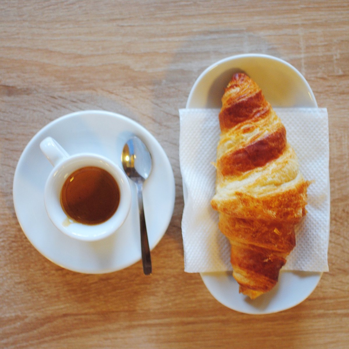 SoljicaCom's tweet photo. Može da se podvede i pod užinu:
ristretto i kroasan! https://t.co/29zfYYxg2r