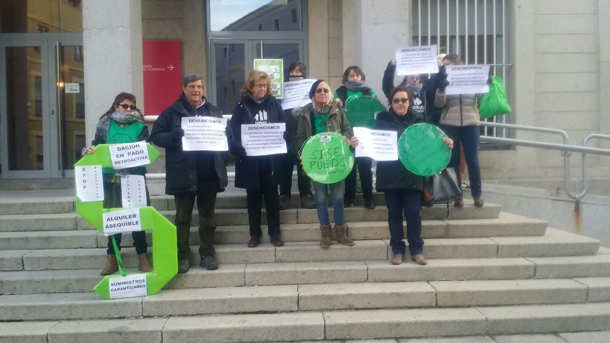 StopDesahucioVA's tweet photo. De la #clausulasuelo (especulación y estafa bancaria financiera) a la #clausulatecho (por el Derecho a la Vivienda) #SiSePuede https://t.co/5H5vZnMbSJ
