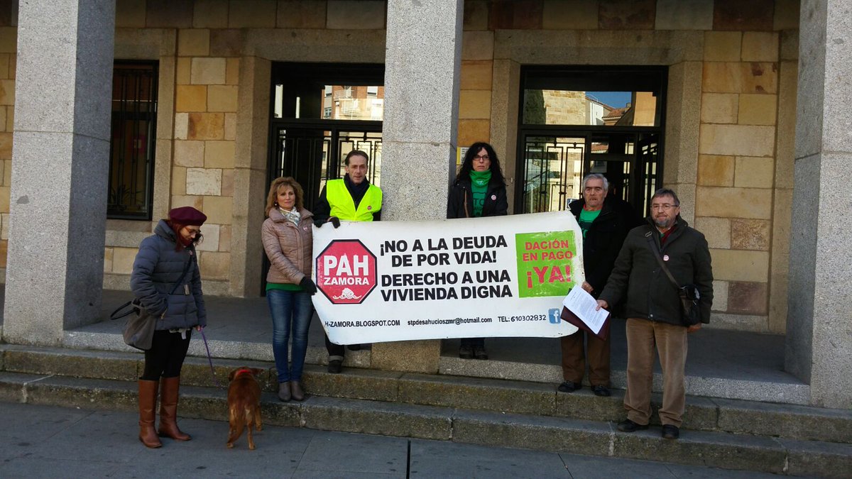 StopDesahucioVA's tweet photo. De la #clausulasuelo (especulación y estafa bancaria financiera) a la #clausulatecho (por el Derecho a la Vivienda) #SiSePuede https://t.co/5H5vZnMbSJ
