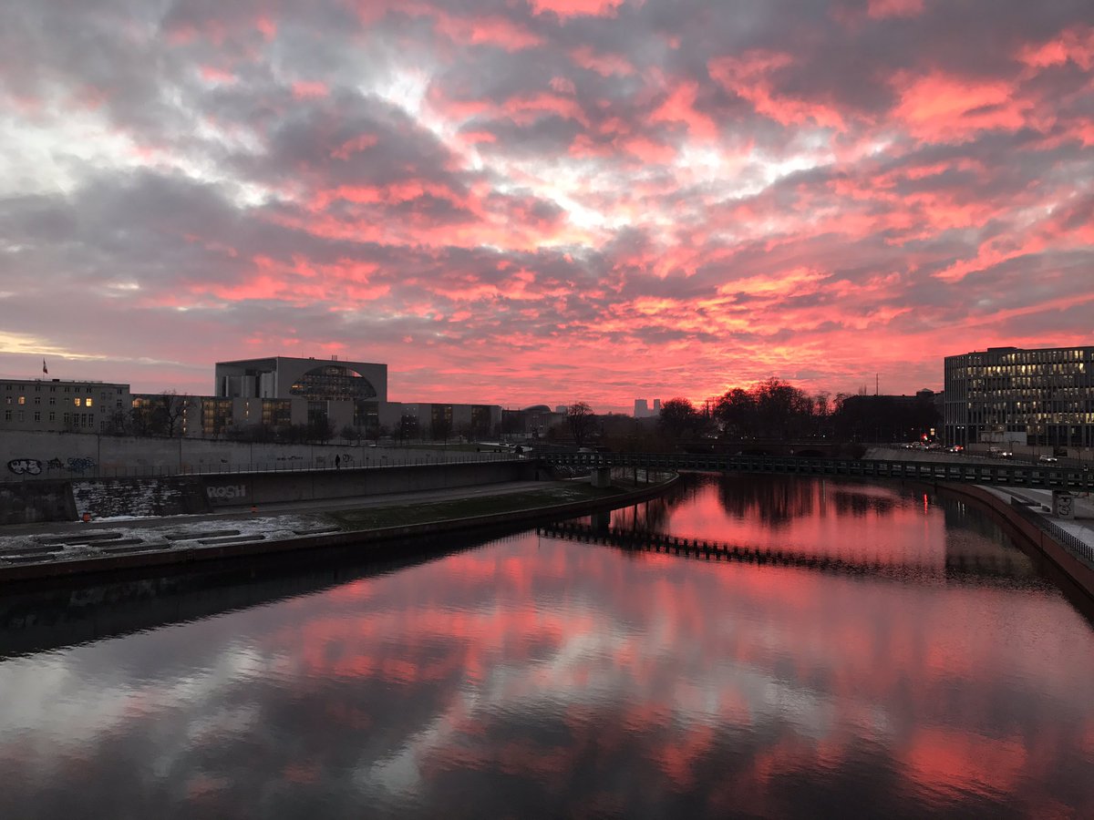 ASvonHein's tweet photo. Angie mags romantisch heute...#nofilter #ditisberlin https://t.co/lGQDZgmVzn