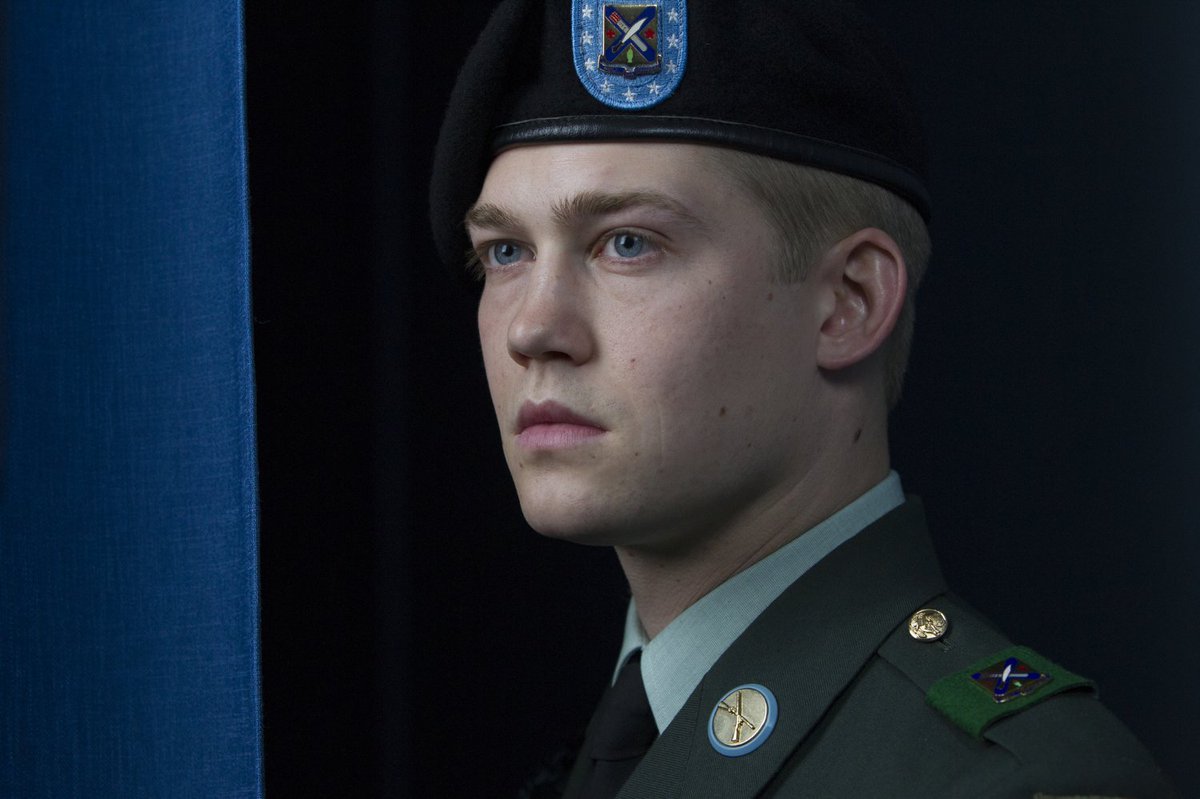 Долгая прогулка Билли Линна в перерыве футбольного матча (2016) 
#BillyLynn #movie #Cinema 🤓
kinoded.com/2151-dolgaya-p…