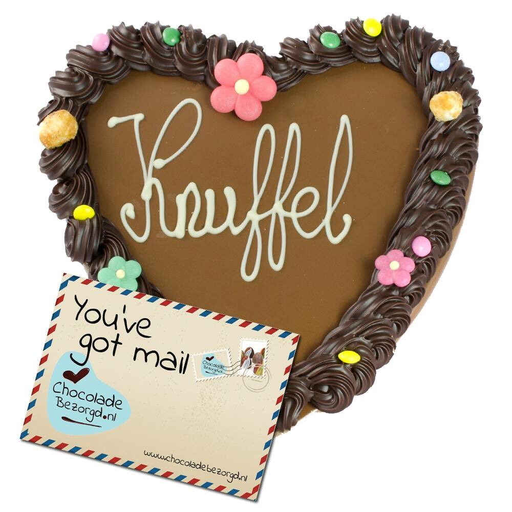 Zaterdag is het #knuffeldag. Verras iemand met heerlijke chocolade. #chocolade #handmade