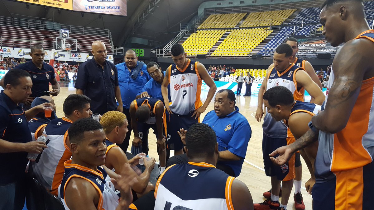 BroncosdeCcs's tweet photo. 🏀🏀#tbt palabras sabiduria y experiencia de nuestro entrenador en la #LNB2016 @nestormamaosa 👍#Baloncesto #basketball https://t.co/SPleiPzAE1