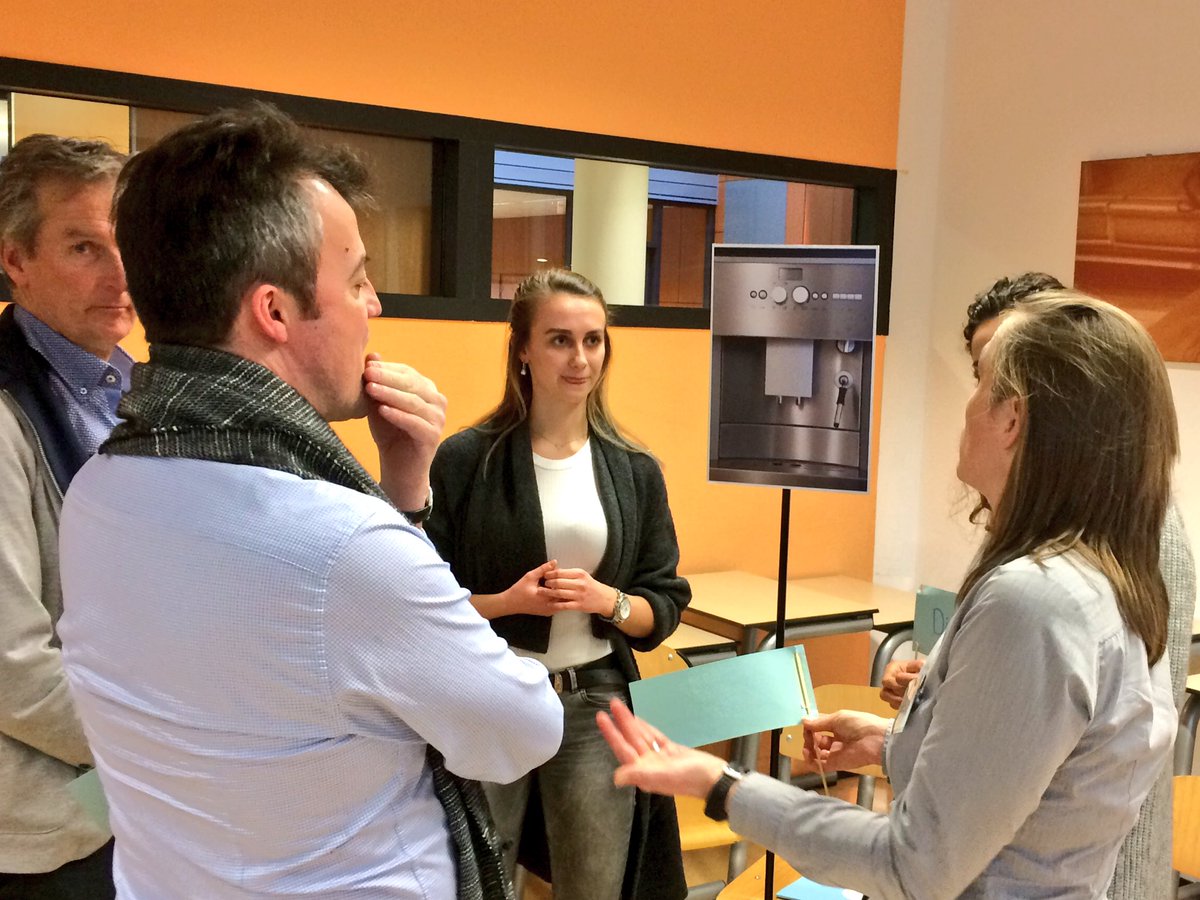 SuzandB's tweet photo. En waar vindt het echte #interprofessionele ontmoeten plaats? Bij t koffieautomaat #workshop #HANnl #zorgpact https://t.co/QPcuQvOlxg