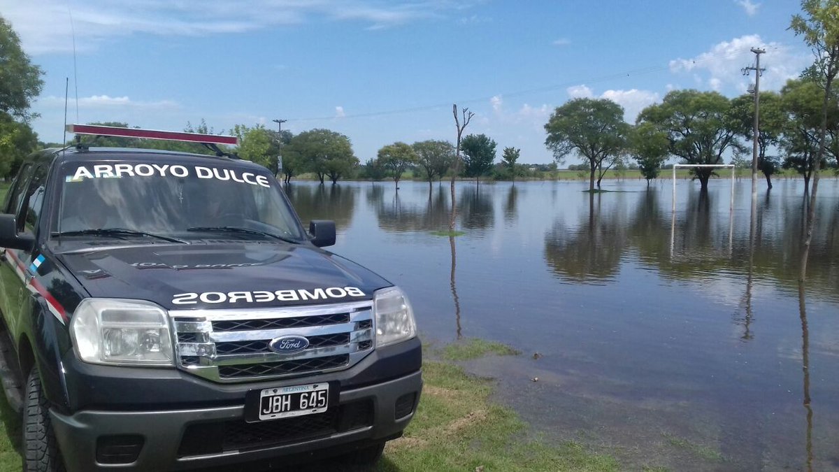 Central194's tweet photo. #RíoSalto En horas del mediodía marcó 9 cm más y su altura es #Ahora 6,91 metros. #Central194 trabaja en el lugar realizando #Evacuaciones. https://t.co/dkvWZOL0g9