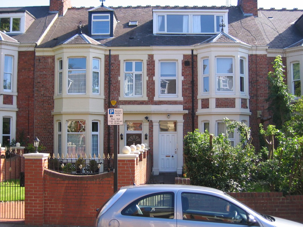 Zoopla's tweet image. What lies in store for the UK housing market? The country's leading property experts have their say...zo.op.la/HFYsBY #property