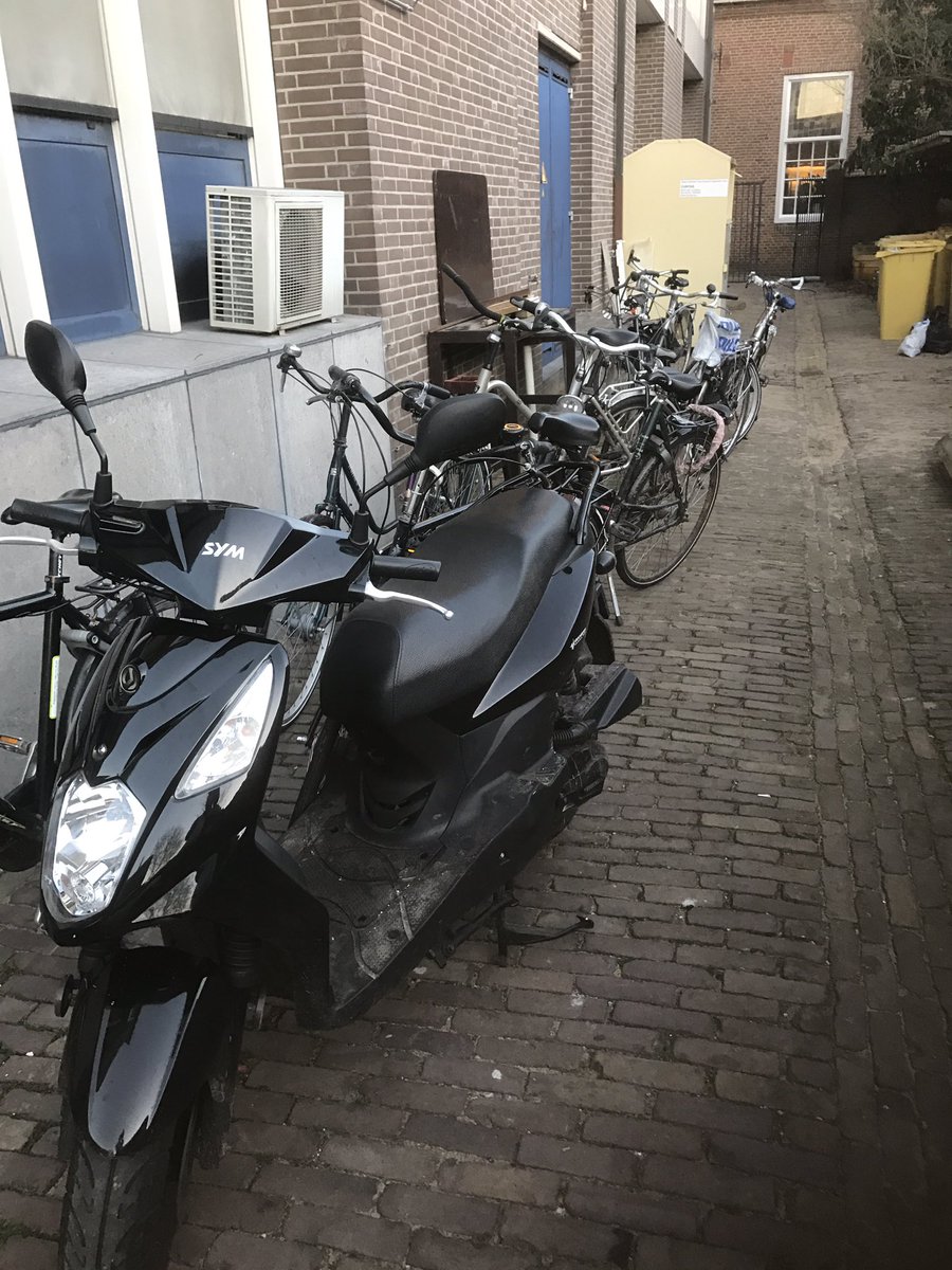denisescwgorss's tweet photo. Drukke bedoening  en netjes geparkeerd 😊@SWLochem @JCLochem @Stadshuus https://t.co/dUaf6rRwCz