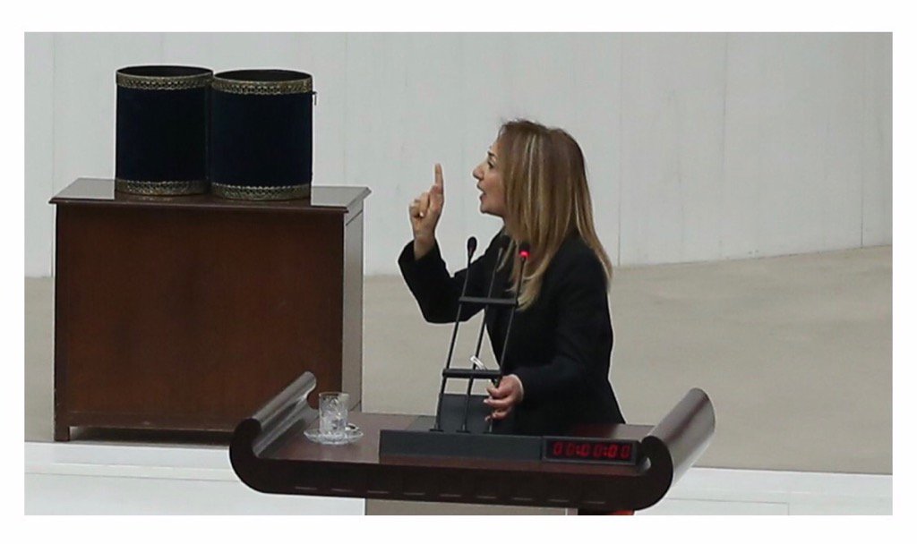 AYLİN KENDİNİ KÜRSÜYE KELEPÇELEMİŞ.
ARKADAŞLAR  KARŞISINA BENİM FOTOĞRAFIMI KOYSUNLAR..
ÇILGINA DÖNER KÜRSÜYÜ BIRAKIR