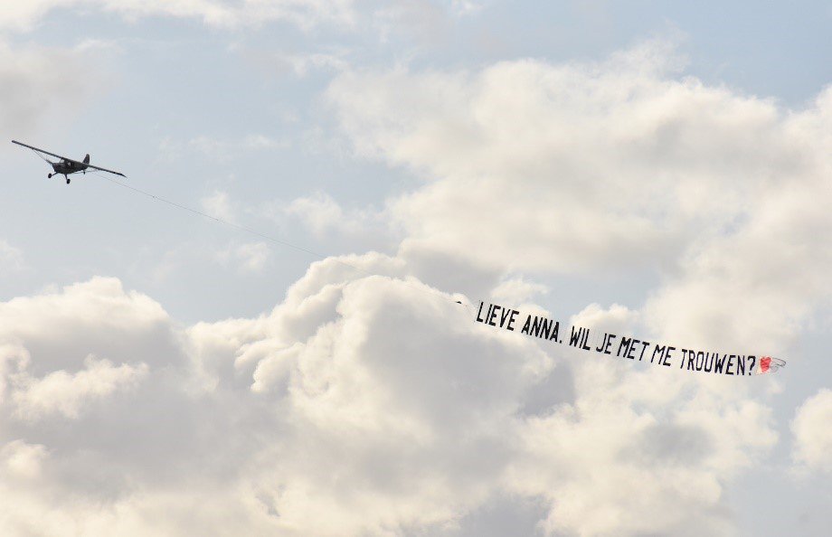 Dé vrouw of man van je leven al tegengekomen? Regel jouw aanzoek op tijd! #Valentijn #luchtreclame goo.gl/KC86AS