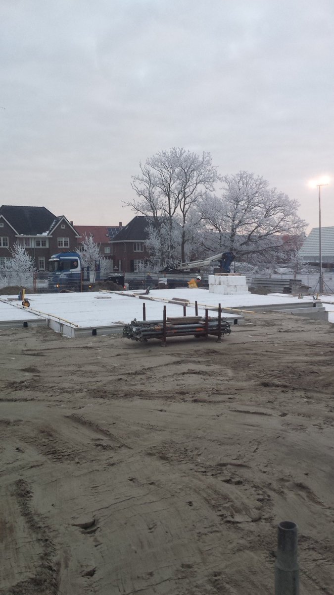Bergstein_Tuk's tweet photo. De eerste betonwanden van het prefab betoncasco zijn geplaatst. https://t.co/pCQdlkpuJ9