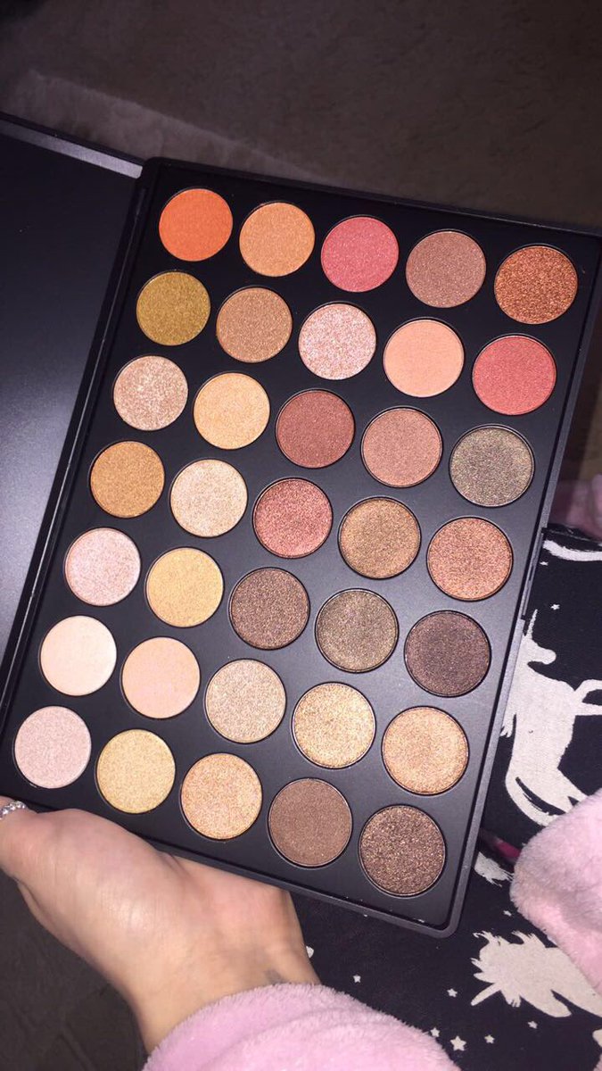 Harper_94's tweet photo. My morphe palette is actually beautiful 😍 @cultbeauty #35os https://t.co/mbYU8s6U79
