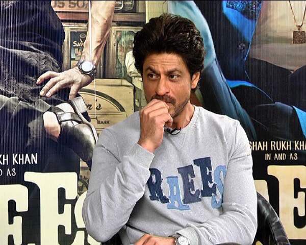 ShahRukhKhan_FC's tweet photo. Bollywood King #ShahRukhKhan @iamsrk Speaks Exclusively With Tv9 Gujarati during #RaeesPromotions #Raees25thJAN https://t.co/bA6N4nhV8T https://t.co/cqfvDMtWSo